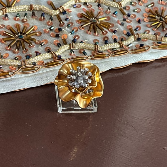 Elegant Gold Flower Ring size 7 - Picture 8 of 8